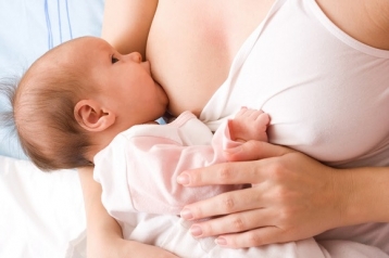 Mẹ nuôi con bú đầu ti to và thụt vào trong cần làm gì để bé ti mẹ?