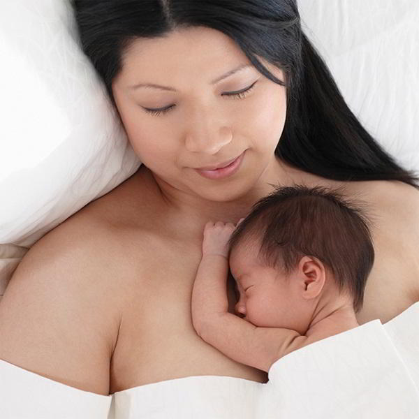 phương pháp da tiếp da giúp bé sơ sinh bú mẹ nhiều hơn